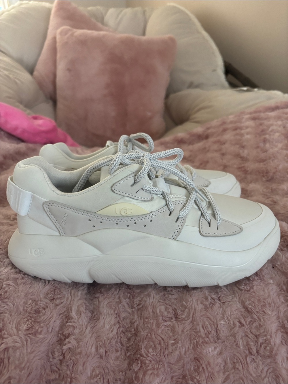 UGG Women's LA Cloud Lace-Up Sneakers